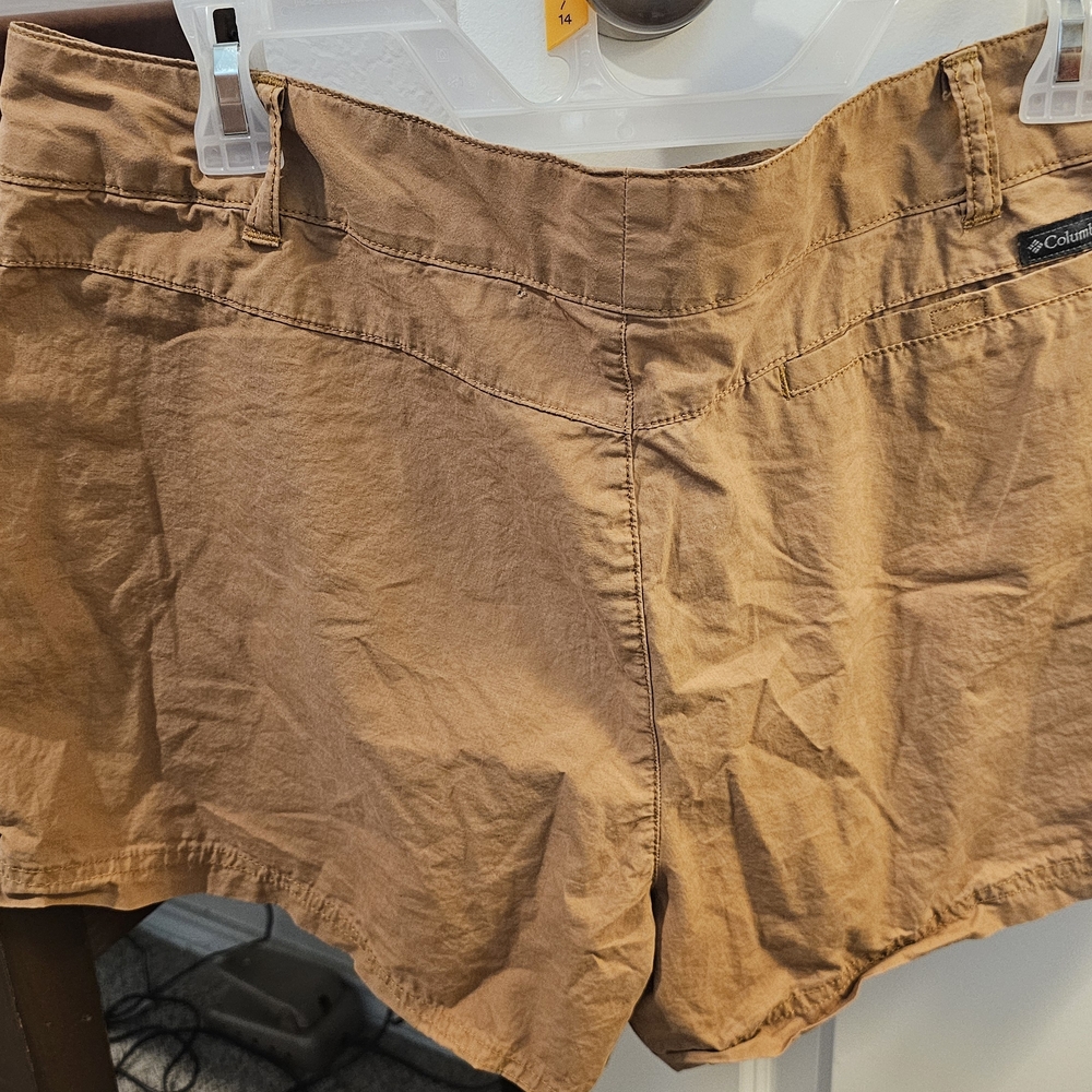 Columbia Tan Chinos for Versatile Style